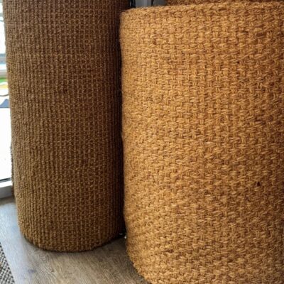Rouleaux de tapis fibre naturelle en magasin