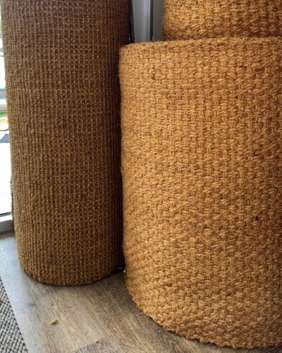 Rouleaux de tapis fibre naturelle en magasin